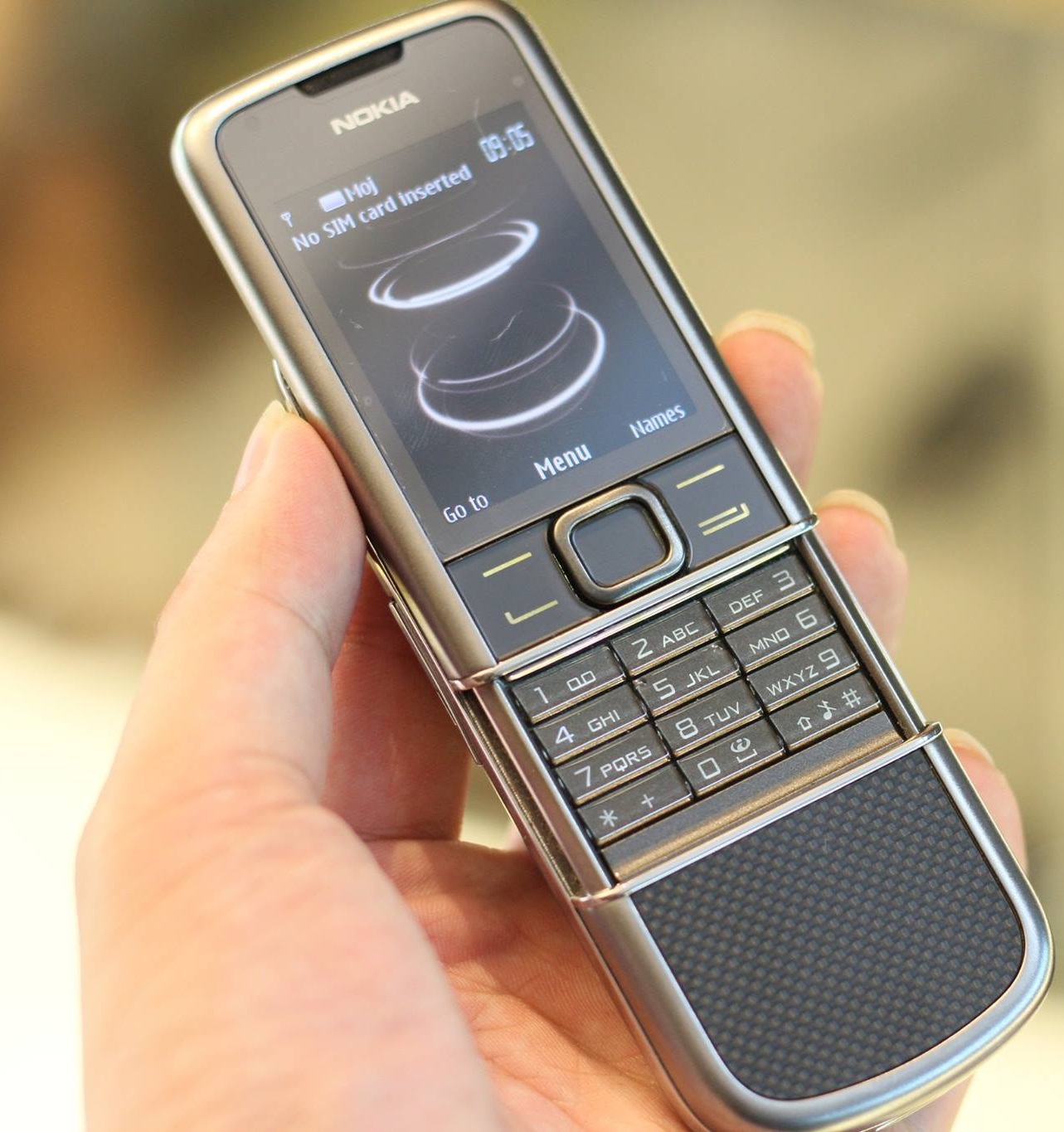 Nokia 8800 Carbon Arte: Sự hoàn hảo trong thiết kế, Nokia 8800 Carbon Arte được chế tác bằng chất liệu sợi carbon chất lượng cao. Hãy đắm chìm trong âm thanh tuyệt vời đến từ loa stereo tích hợp. Đây là thiết bị vô cùng độc đáo và hấp dẫn cho những ai yêu thích thiết kế độc đáo.